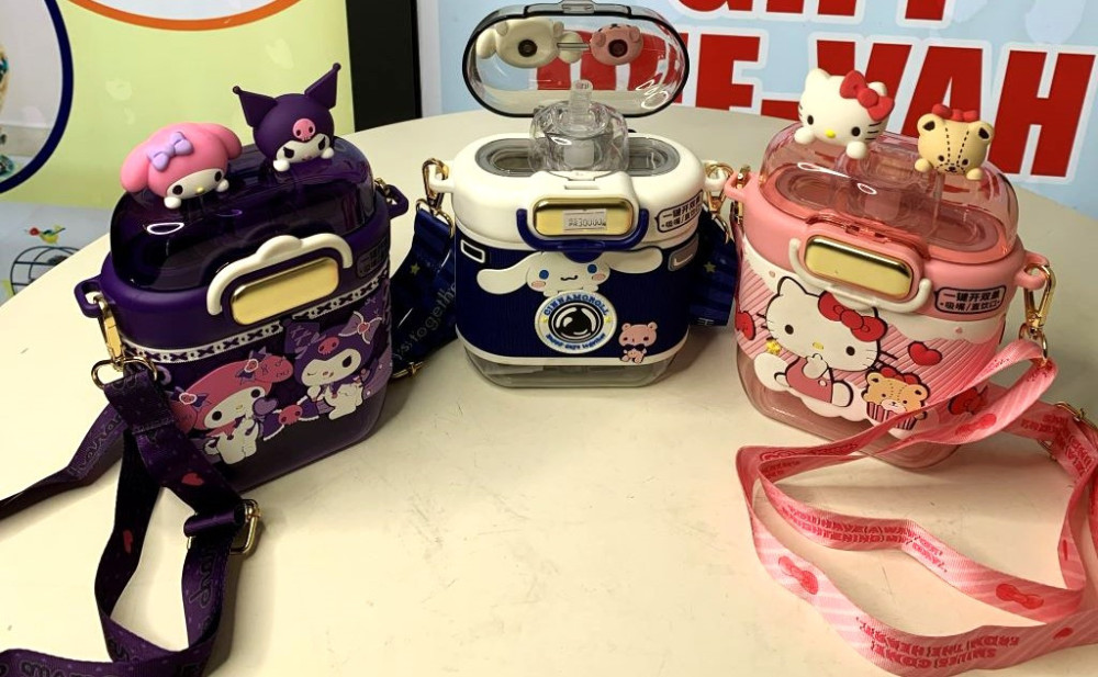 HELLO KITTY WATER BOTTLE