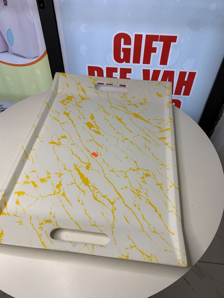 BIG PLASTIC SERVING TARY