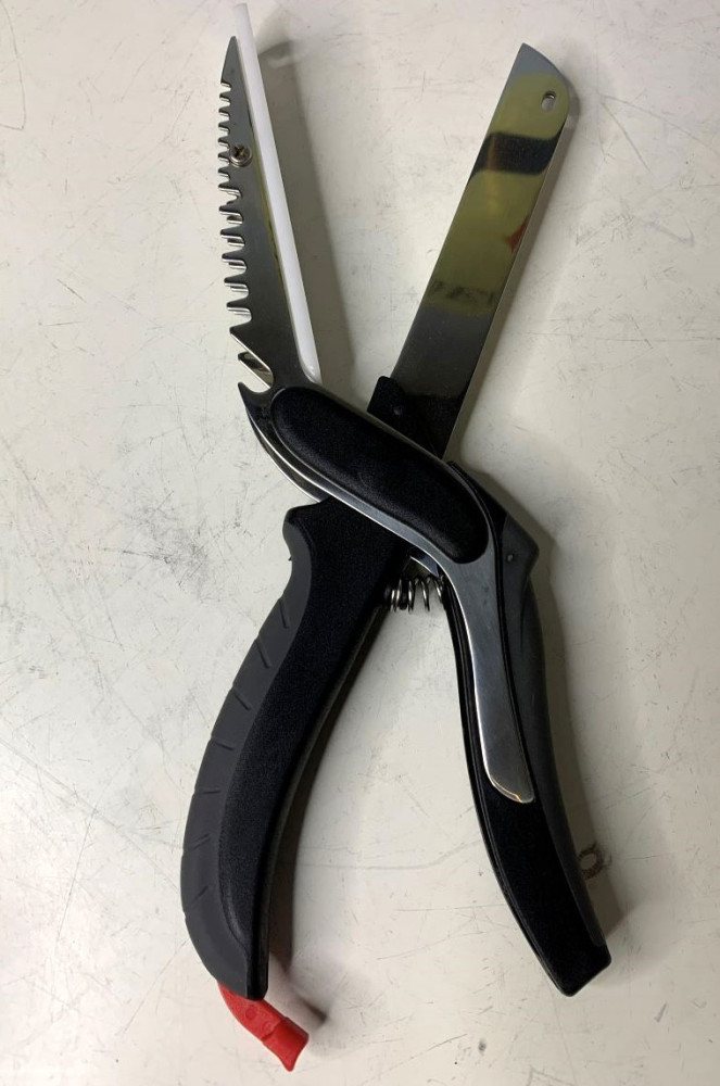 Multi-purpose kitchen scissors with serrated blade