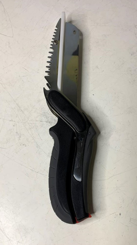 Multi-purpose kitchen scissors with serrated blade