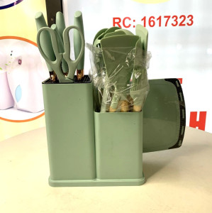 Plastic kitchen cutlery set