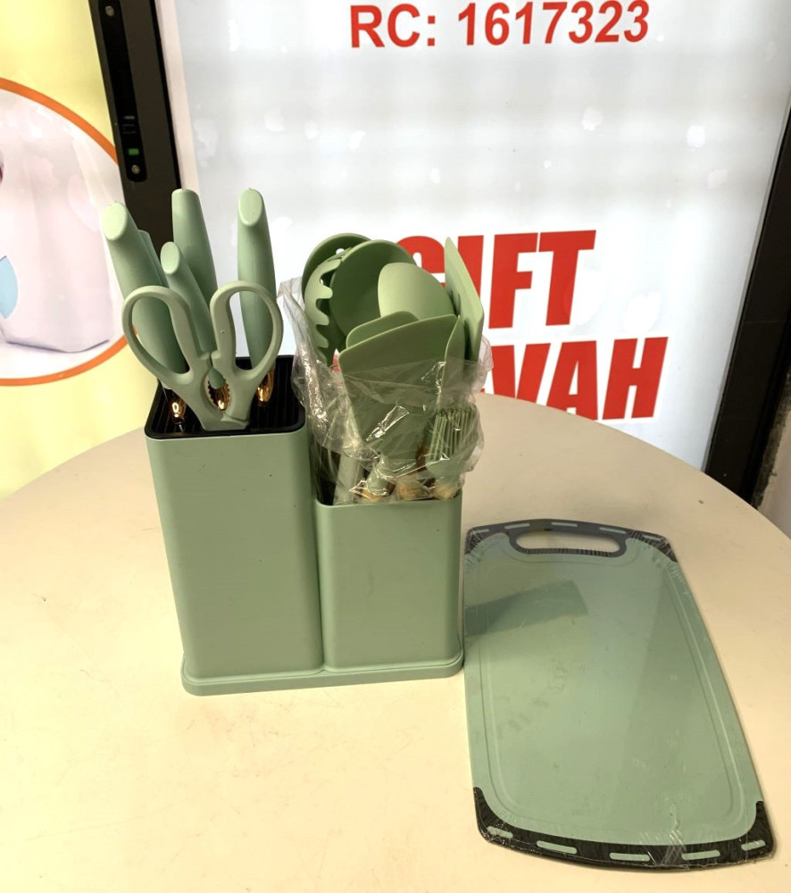 Plastic kitchen cutlery set